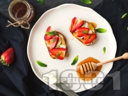 Френски тост (пържени филийки) с ягоди, мед и маскарпоне - снимка на рецептата